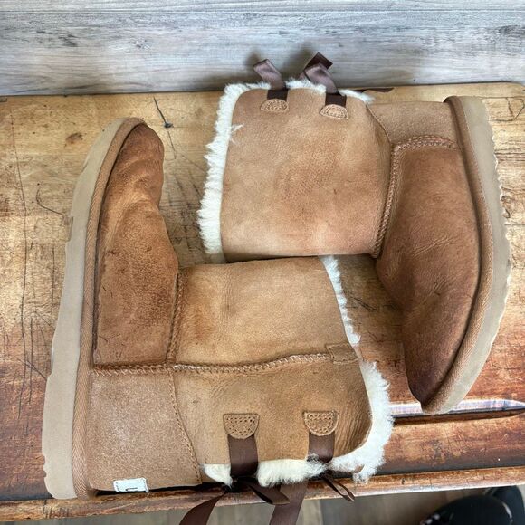 UGG Bailey Bow Suede Boots Girls 4 Inside Fur is in good condition, Front of Sho - Picture 3 of 9
